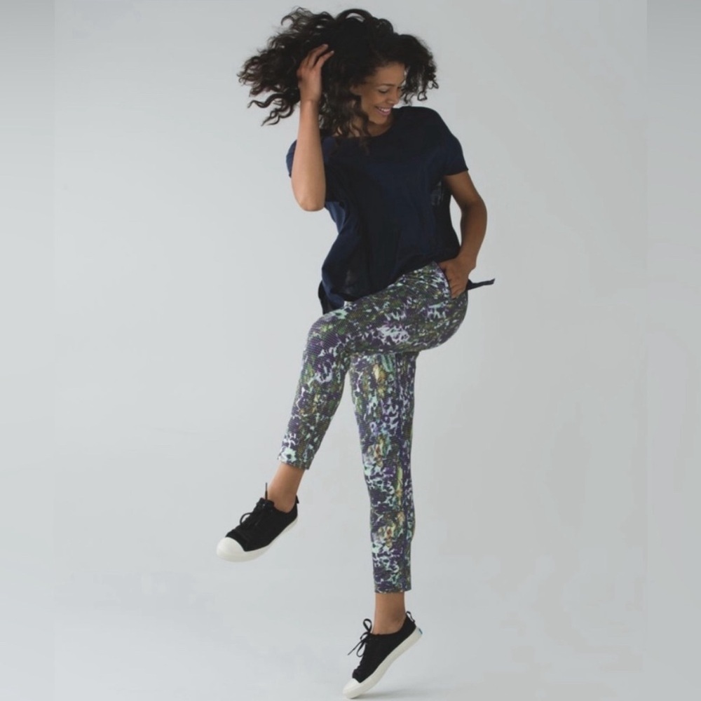 Lululemon Jet Crop *Luxtreme Floral Sport White Multi Pants Women’s 10 - Picture 4 of 11